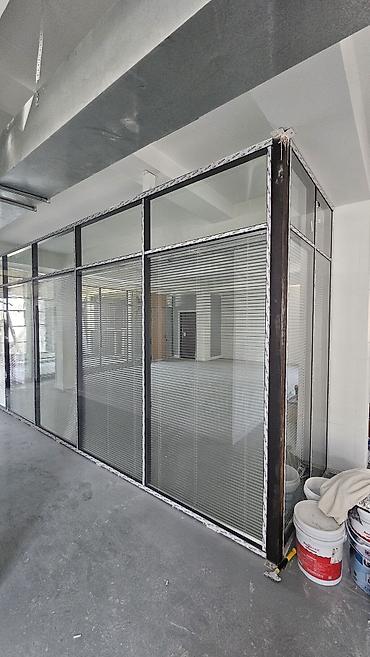 Другие окна на заказ: Стеновые перегородки . стекло каленное с двух сторон, а внутри — 12