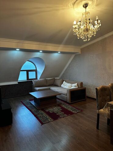 Uzunmüddətli kirayə mənzillər: Kirayə üçün tam mebellı 2 otaqlı mansard tipli mənzil. - Geniş qonaq — 18