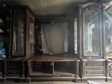 study table: Классическая секционная стенка из темного массива/шпона под телевизор — 1