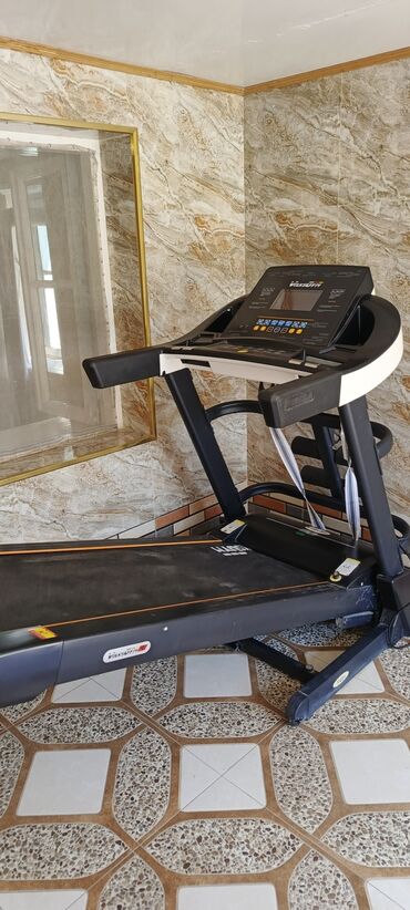 бильярдный стол цена бишкек: Volksgym brendinə məxsus qaçış zolağı. Qara və ağ rəngdə dizayn
