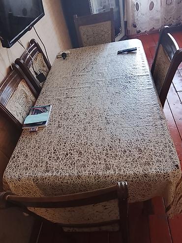 - Məhsul: Yemək otağı üçün masa və 4 ədəd stul dəsti - Material: Taxta
