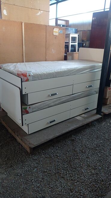 Продаю новый односпальная кровать размер 1.90×80 рабочий место, матрас
