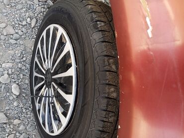 Volkswagen: Легковой автомобиль хэтчбек/седан бордового цвета. Основные — 1