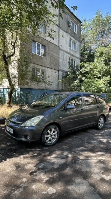 Toyota: Автомобиль Toyota Wish, серый универсал. Компактный и удобный