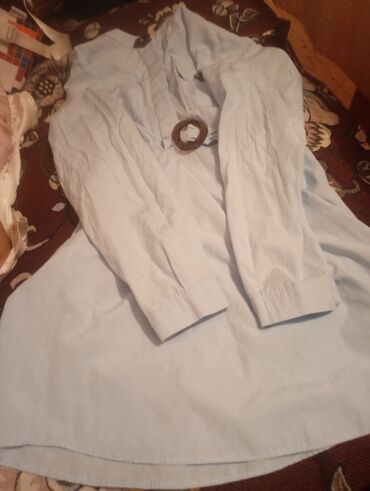 Dəstlər, kostyumlar: Qadın geyim dəsti – ayrı-ayrı hissələr şəklində 1) Ağ qısa uzunluqda — 2