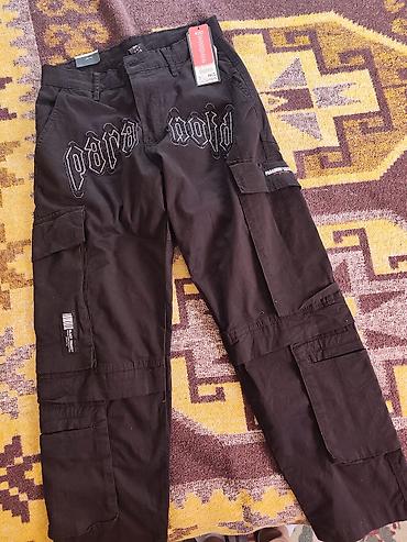 Crne cargo pantalone sa upečatljivim streetwear dizajnom. Model je na lalafo.rs Crne cargo pantalone sa upečatljivim streetwear dizajnom. Model je