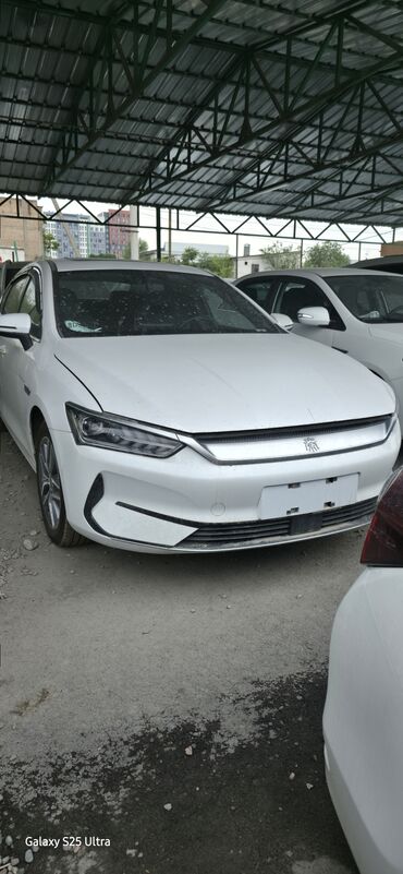 камаро шевроле: Белый седан BYD Qin Plus с обтекаемым дизайном. Оснащен светодиодными