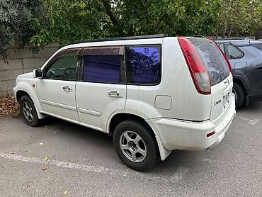 Nissan: Nissan X-Trail (I nəsil) – ağ rəngli, 5 yerlik SUV Texniki və — 5