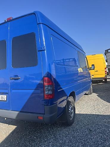 volkswagen транспортёр: Продаётся грузопассажирский фургон синего цвета с высоким крышей и — 2