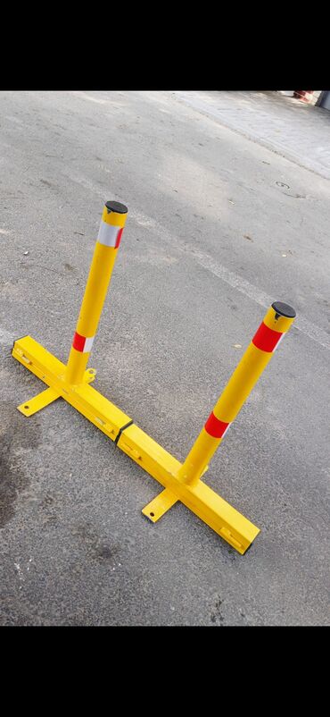 Digər tikinti materialları: Məhsul: Parkinq yerinin qorunması üçün metal baryer Təsvir: - İki