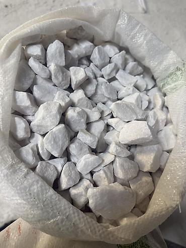 Мраморный щебень: Мраморная щебёнка (белая) - Фракция: крупная, ориентировочно 10–40 мм — 2