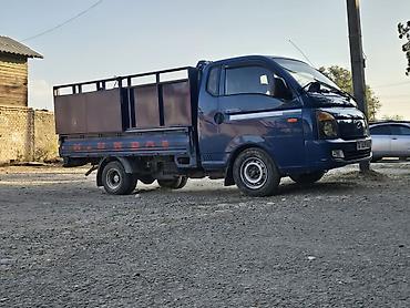 Hyundai Porter — компактный бортовой грузовик синего цвета. Основные