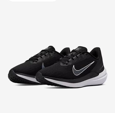 Krasofkalar və idman ayaqqabıları: Qara rəngdə olan bu Nike idman ayaqqabıları rahatlıq və dəstək təmin