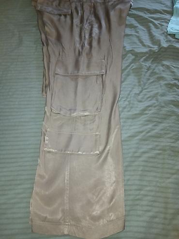 h: Braon nove od pravog satena H&M pantalone na slikama prikazuje — 4
