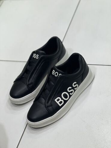 BOSS loqolu kişi krossovkası - Rəng: qara (üst hissə), ağ (altlıqlar)