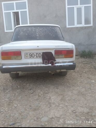 авто купить бу: Ağ rəngli VAZ-2107 sedan avtomobili. Avtomobilin arxa hissəsində