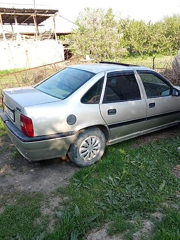 Opel Vectra: 1992 г., 1.6 л, Механика, Бензин, Седан