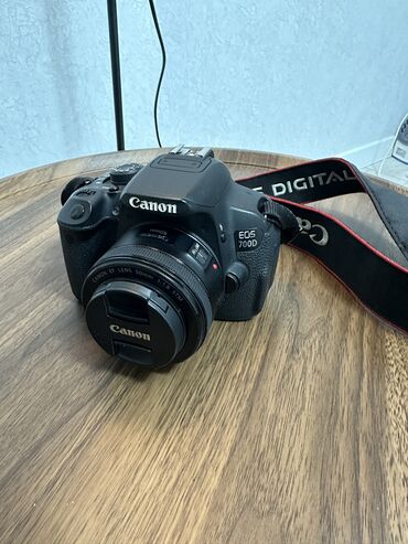 Фотоаппараты: Продаю фотоаппарат Canon EOS 700D,в отличном состоянии, комплекте