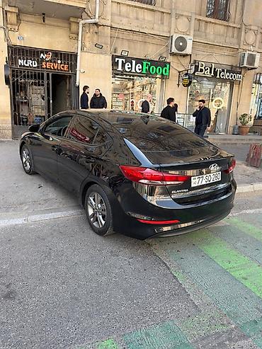 elantra qapı: Hyundai Elantra sedan – qara rəng, 4 qapı, AZ nömrə nişanı. Şəhər üçün — 1
