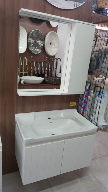 унитаз для инвалидов: Ağ rəngli vanna otağı garnituru – lavabo, asma şkaf və güzgülü dolab