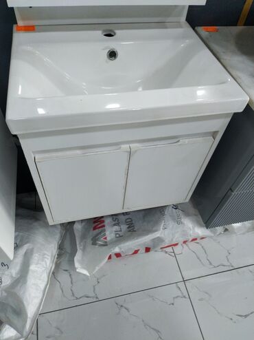 Divar içi gizli baçoklar: Ağ rəngdə olan, iki qapılı dolablı lavabo. Bu dizayn, təmizlik və