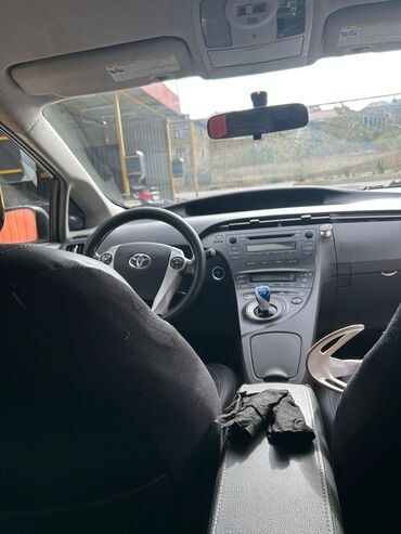 Toyota: Toyota Prius Hybrid – gümüş rəng, sedan/hatchback kuzov. Texniki və — 8