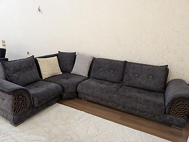 iki: Künc divan – tünd boz rəng, yumşaq və dərin oturacaq hissələri, geniş — 1