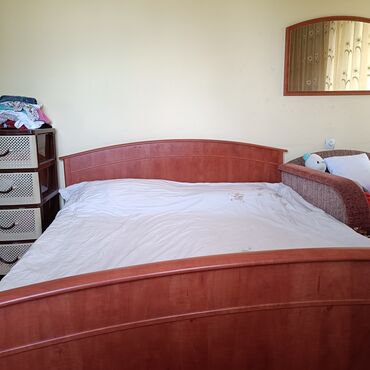 спальня гарнитур: Спальный гарнитур, Двуспальная кровать, Комод, Трюмо, цвет - Красный, Б/у