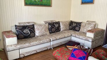 купить диван бу недорого: Угловой диван, цвет - Бежевый, Б/у