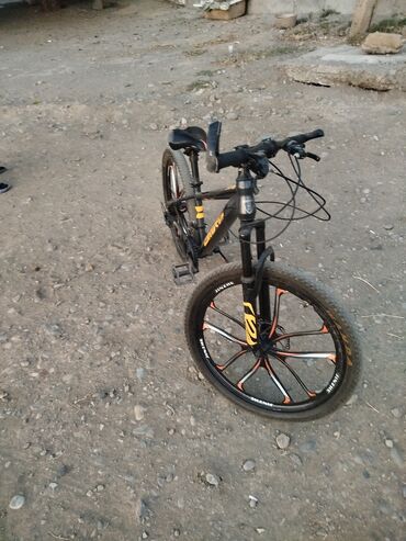 tutacaqlı üçtəkərli velosiped: Dağ velosipedi qara rəngdədir və "BMX Style" markasına malikdir