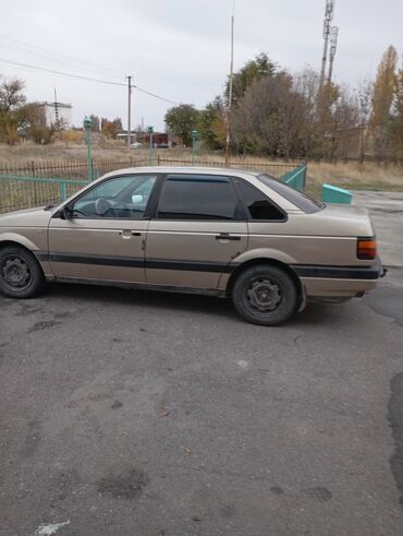 Volkswagen: Volkswagen Passat: 1989 г., 1.8 л, Механика, Бензин, Седан