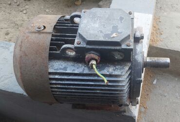 Солнечные панели: Bu, müxtəlif sənaye tətbiqləri üçün nəzərdə tutulmuş elektrik