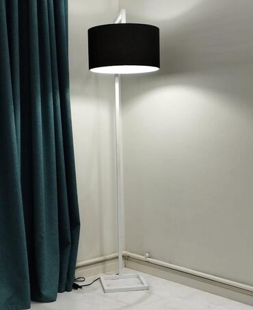 rengli lampalar: Minimalist dizayna malik torşer – ağ metal korpus və dayanıqlı kvadrat