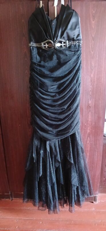 Ziyafət donları: Bu qara rəngli ziyafət donu strapless dizaynı və parlaq detalları ilə