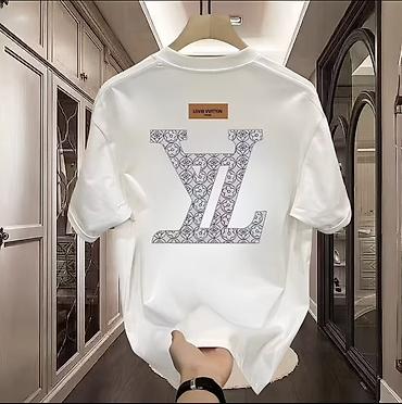 louis vuitton: Футболка унисекс с крупным графическим логотипом LV на спине и — 1