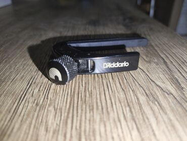 каподастр для гитары: Каподастр D'addario Легкий, прочный, маленький. Причина продажи: уже