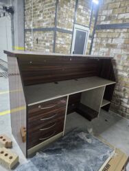 мебель для аптеки бу: Продаю стойку ресепшн. Лакированный турецкий ламинат. Высота