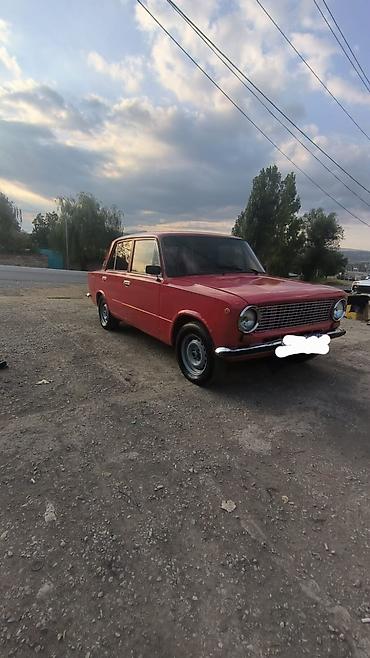 опель зафира а: Qırmızı rəngli klassik sedan avtomobil Xüsusiyyətlər: - Kuzov: 4 — 2