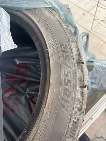Шины: Автомобильная шина размером 215/55R17. Подходит для установки на