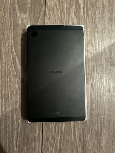Modio: Qara rəngli Samsung Galaxy planşet. Planşetdə arxa kamera və alt