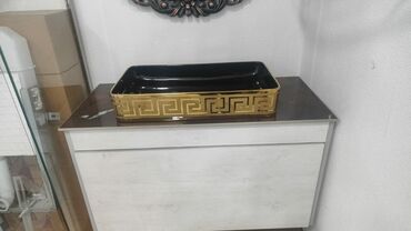 sef qapları: Qara rəngli, düzbucaqlı formalı, qızılı ornamentlərlə bəzədilmiş əl-üz