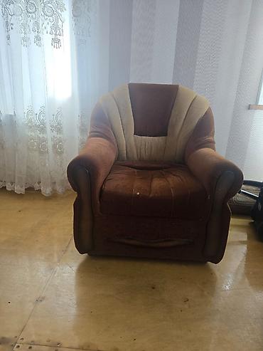soba mebel ici: - Künc vitrin şkafı: tünd qəhvəyi rəngdə, şüşəli ön hissə (çərçivədə — 3