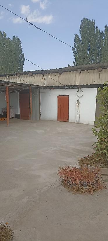 Үйлөр: Продам дом, в доме 3 комнаты, летняя кухня, хоз постройки, вода — 5