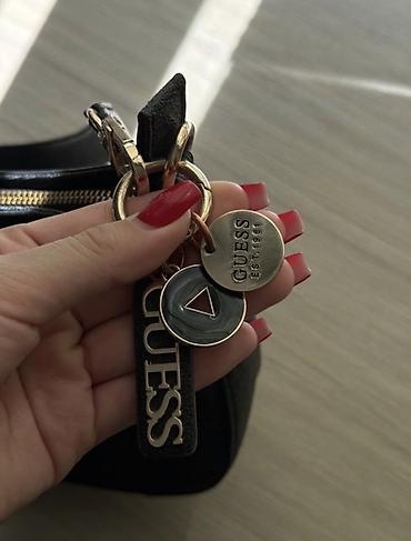 Аксессуары: Сумка Guess оригинал Модель: багет Стильная и универсальная сумка для — 2