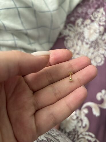 beş qaş üzüklər: Qızılı rəngdə minimalistik pirsinq (labret tipli). - Material