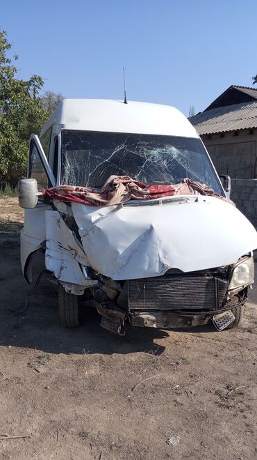 воздушный домкрат для авто: Поврежденный микроавтобус белого цвета. Автомобиль имеет значительные