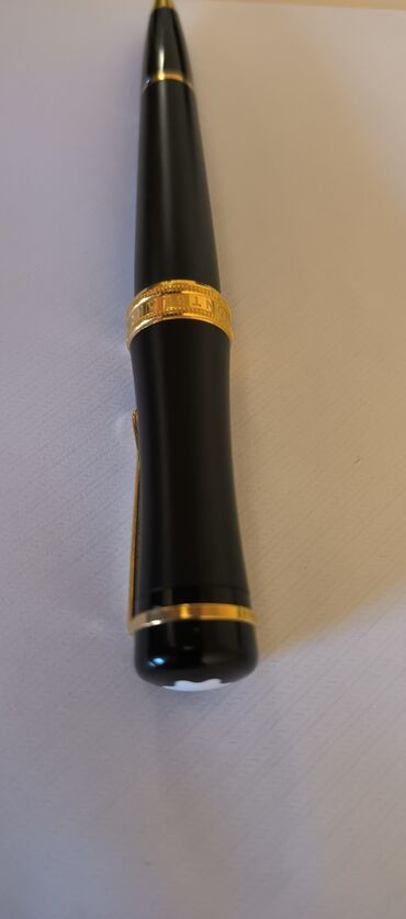 qara kürü: Montblanc - Rəng: dərin qara korpus, qızılı detallarla - Material