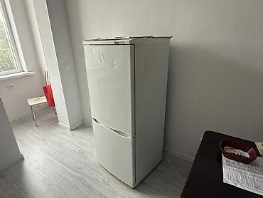 mini refrigerator: Холодильник Atlant, Б/у, Двухкамерный — 1