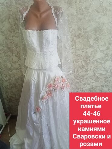 платья для танца: Продаю свадебное платье, украшенное камнями Сваровски и розами. Сшито
