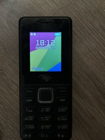 klaviatura qiymeti: Itel brendinin qara rəngli düyməli telefonu. Cihazda rəqəmsal düyməli